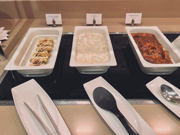Emirates lounge NRT hot foods Emirates lounge NRT hot foods