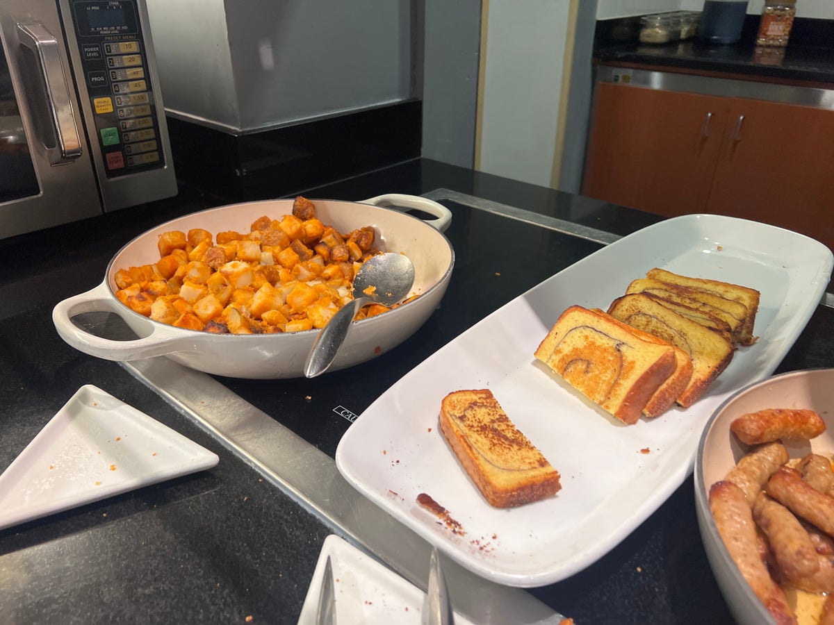 Hyatt Place Orlando Airport breakfast toast and potatoes