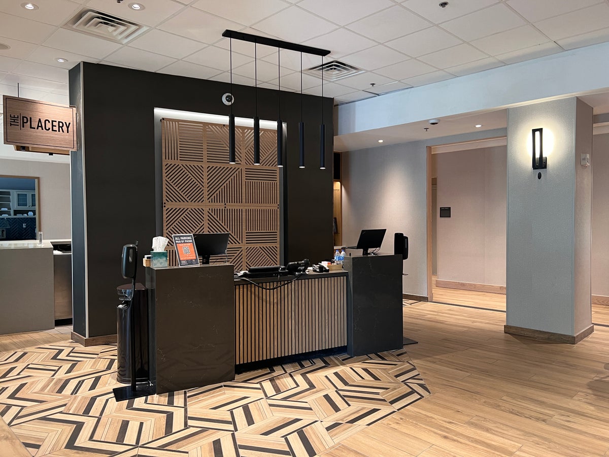 Hyatt Place Orlando Airport check in desk