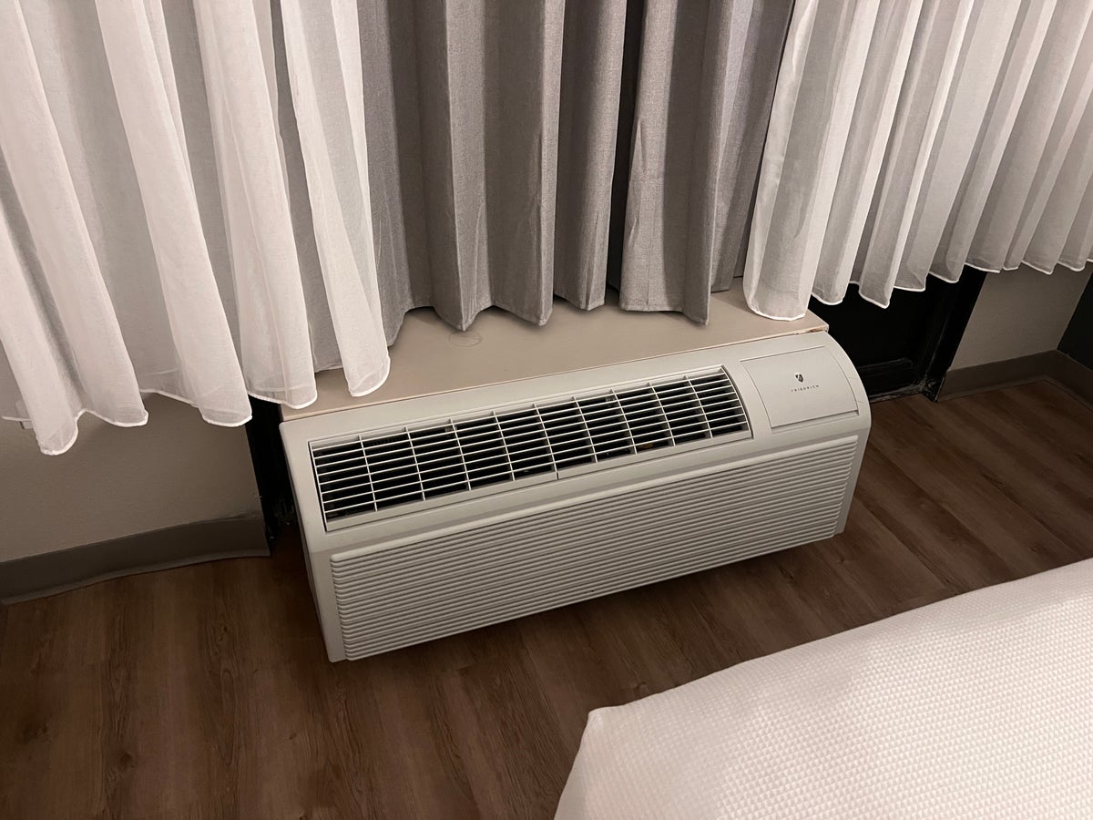 Hyatt Place Orlando Airport room ac