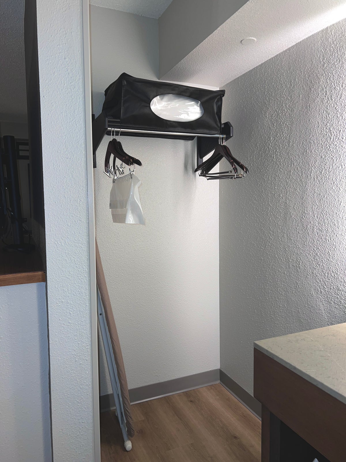 Hyatt Place Orlando Airport room bathroom corner