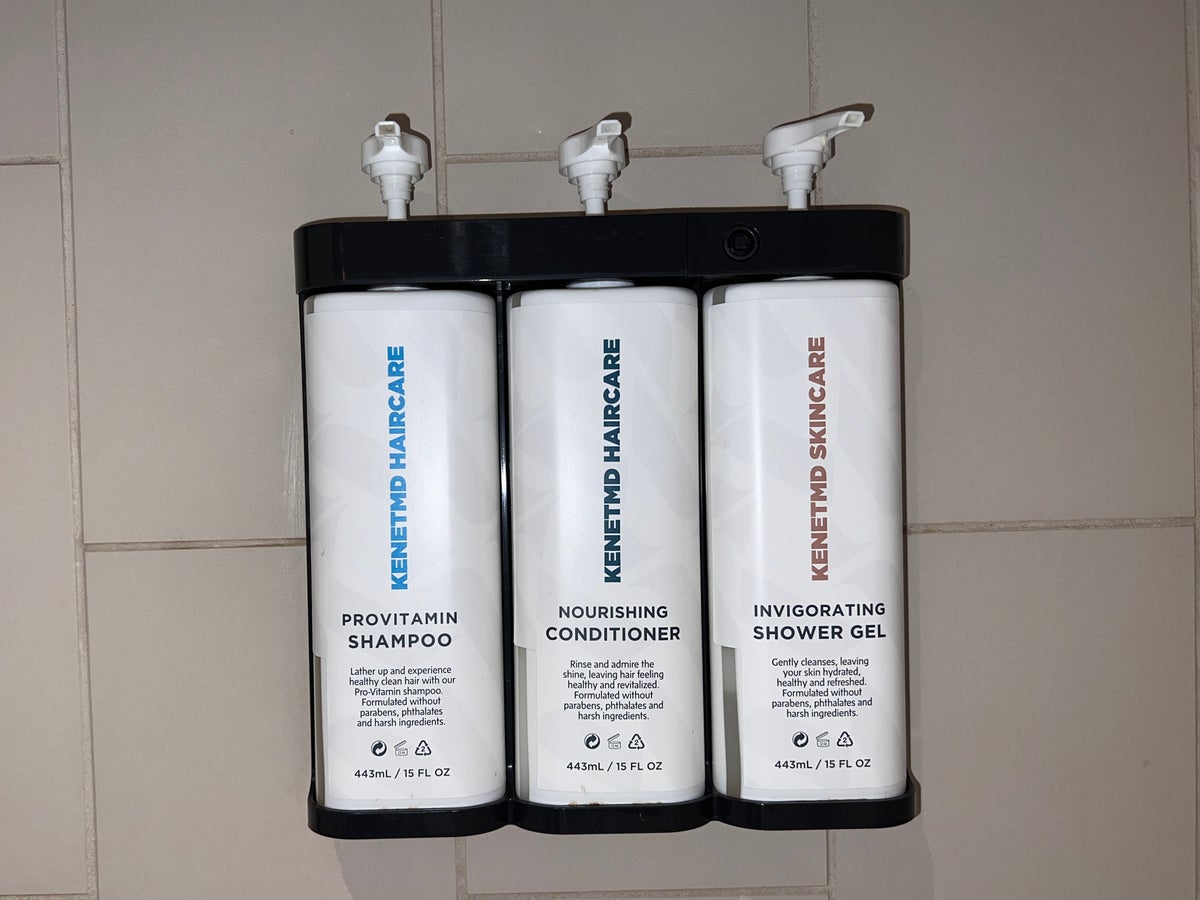 Hyatt Place Orlando Airport room shower amenities