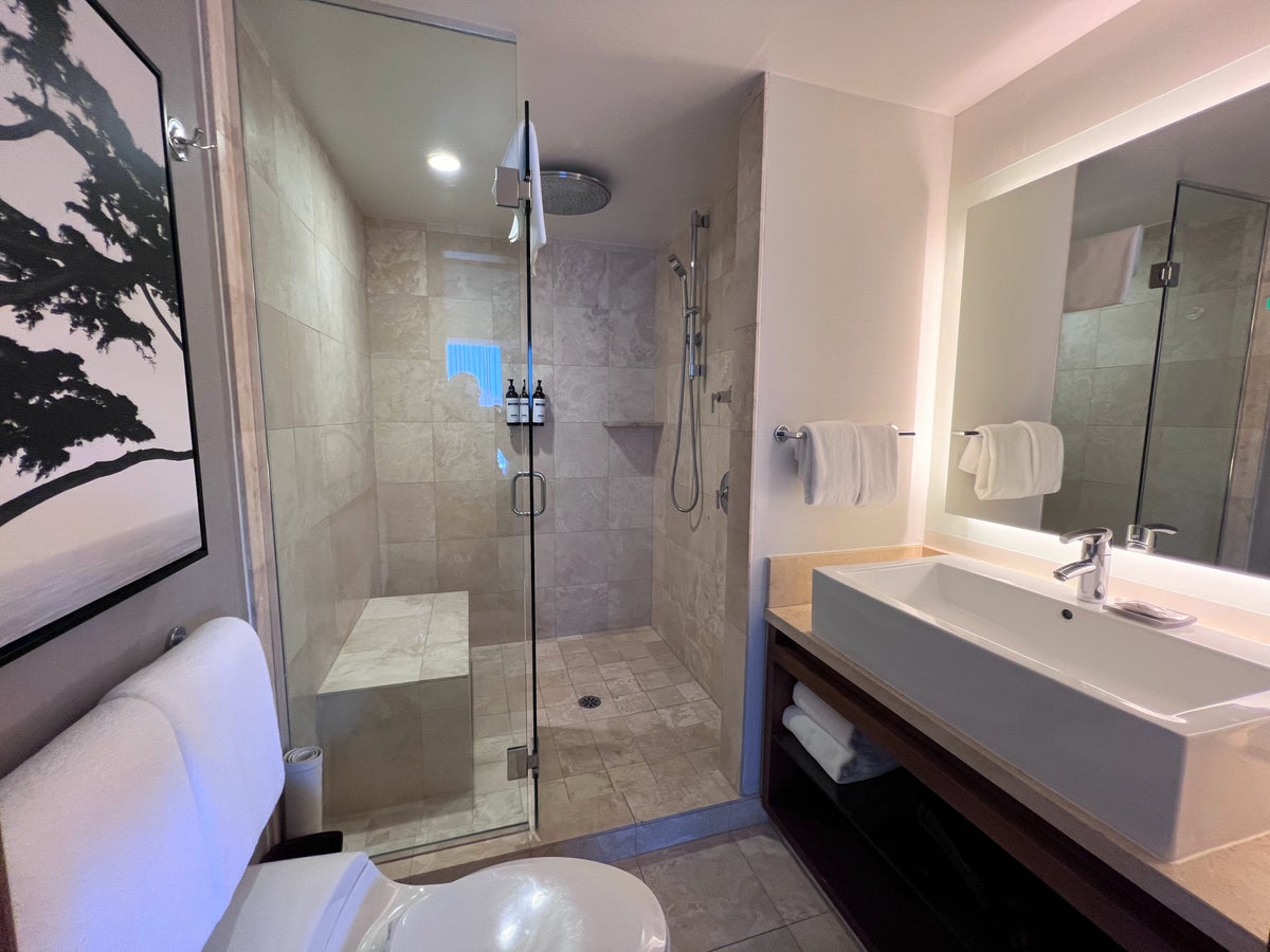 Hyatt Regency Monterey bathroom