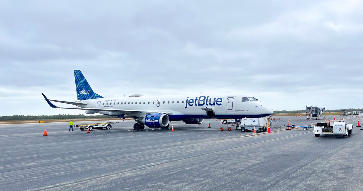 JetBlue Embraer 190 at MVY