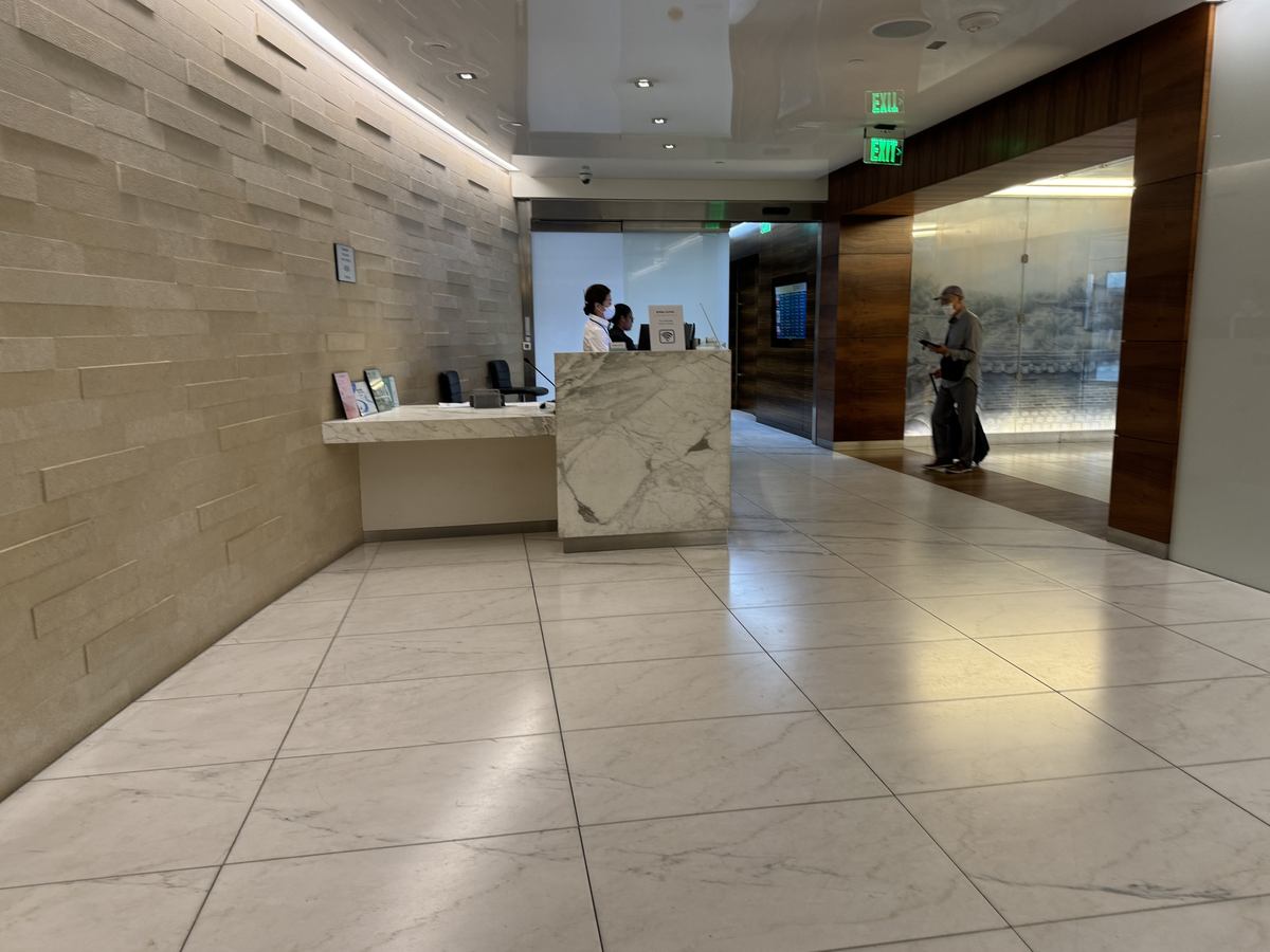 Korean Air lounge LAX reception