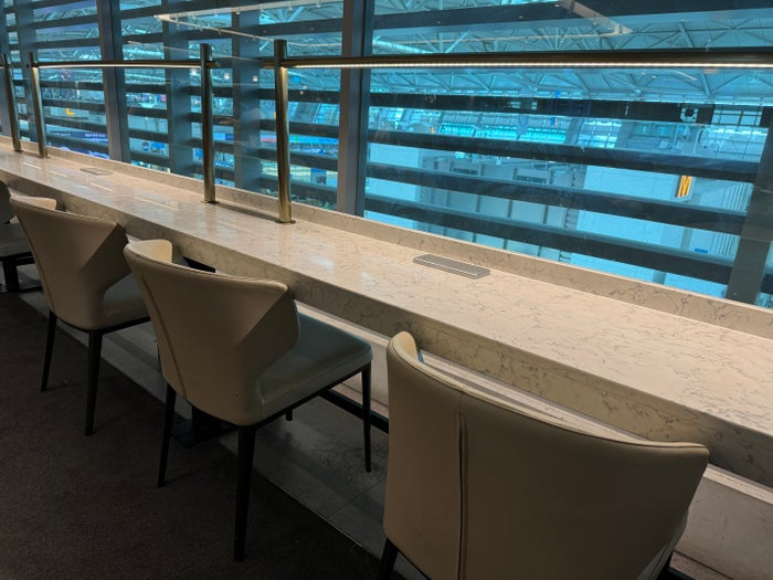 Matina Lounge ICN empty counter Matina Lounge ICN empty counter