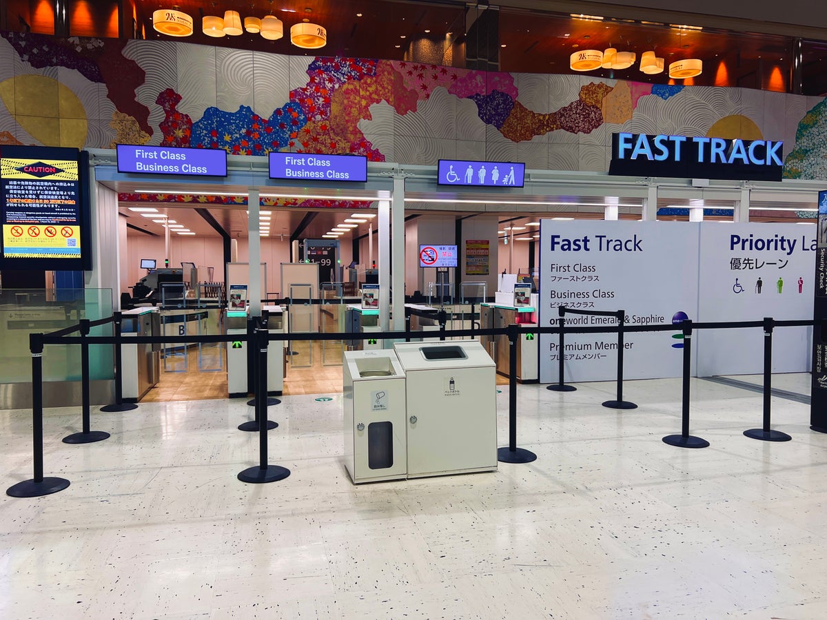 NRT fast track from first and business class passengers