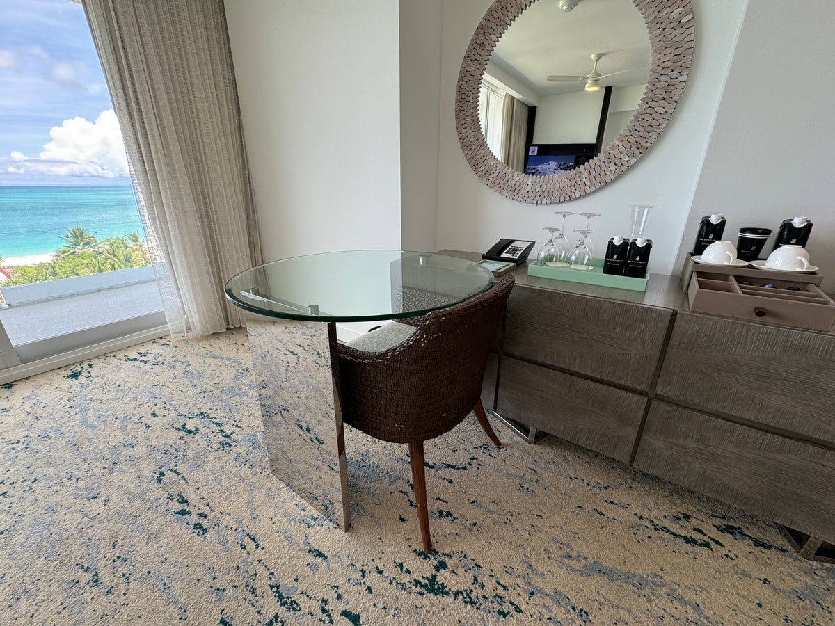 Ritz Turks Junior Suite Glass table chairs