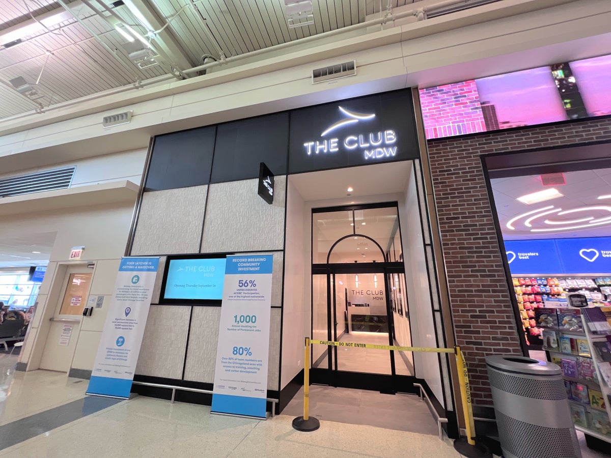 The Club MDW at Midway Airport exterior