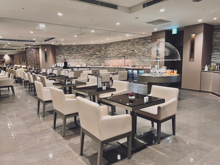 The Emirates Lounge Narita NRT dining seating The Emirates Lounge Narita NRT dining seating