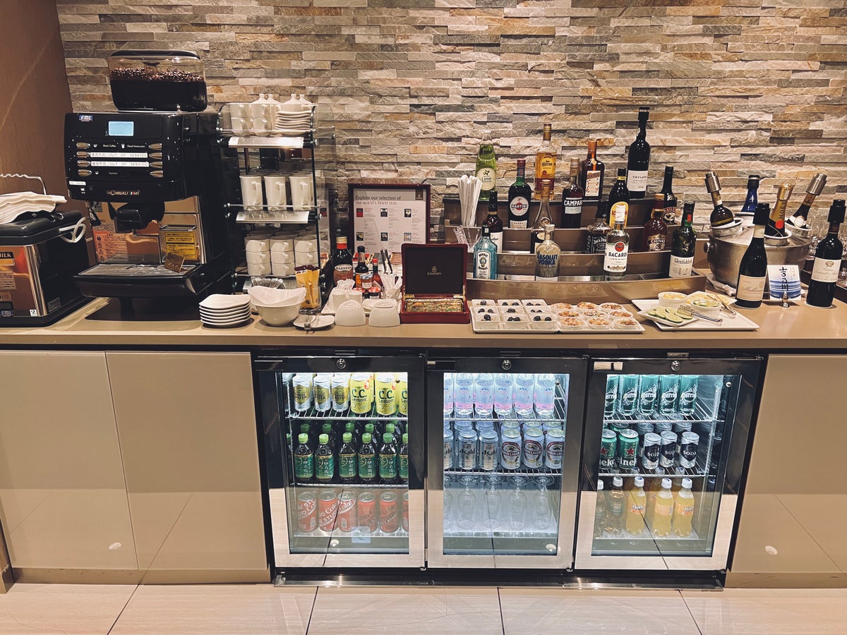 The Emirates Lounge Narita NRT drink and snack section