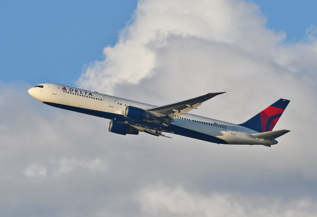 Delta 767-400 takeoff JFK