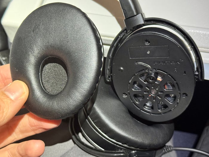 Air France Boeing 789 premium economy broken headphones