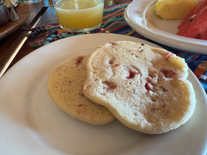 Blancaneaux Lodge Belize Mr Mrs Smith Ristorante Montagna breakfast pancakes Blancaneaux Lodge Belize Mr Mrs Smith Ristorante Montagna breakfast pancakes