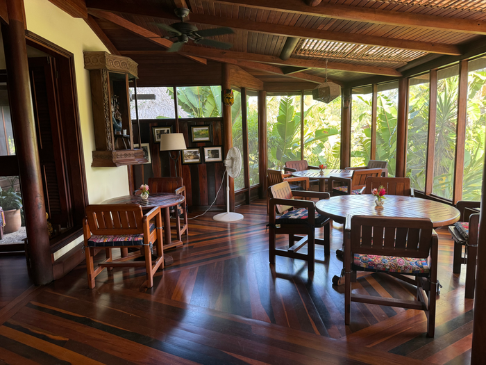 Blancaneaux Lodge Jaguar Bar seating Blancaneaux Lodge Jaguar Bar seating