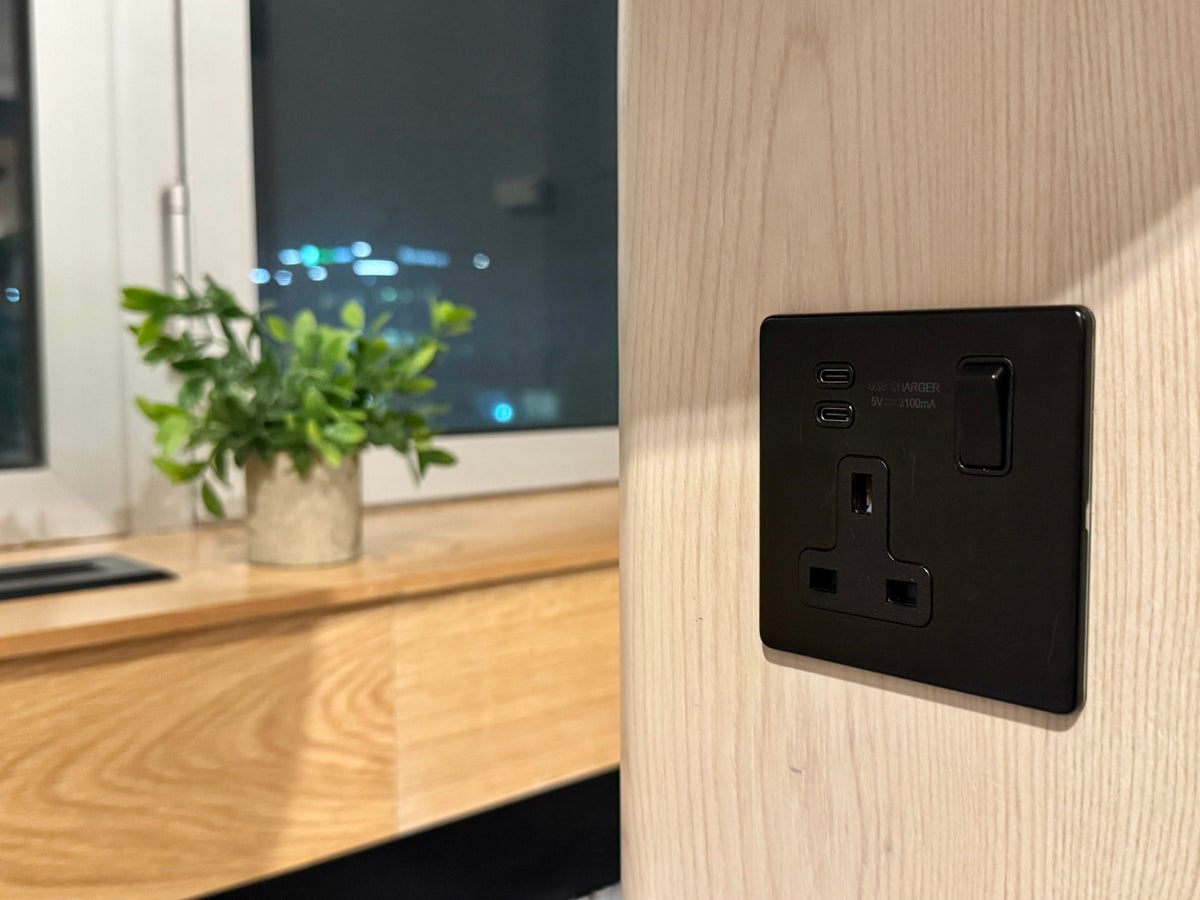 Heathrow Terminal 4 Plaza Premium Lounge power outlet
