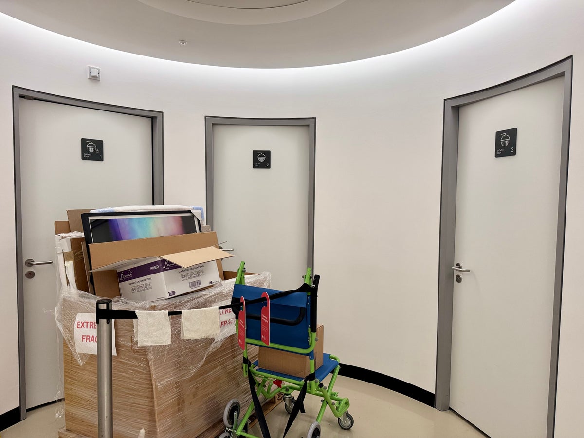 Heathrow Terminal 4 Plaza Premium Lounge shower area