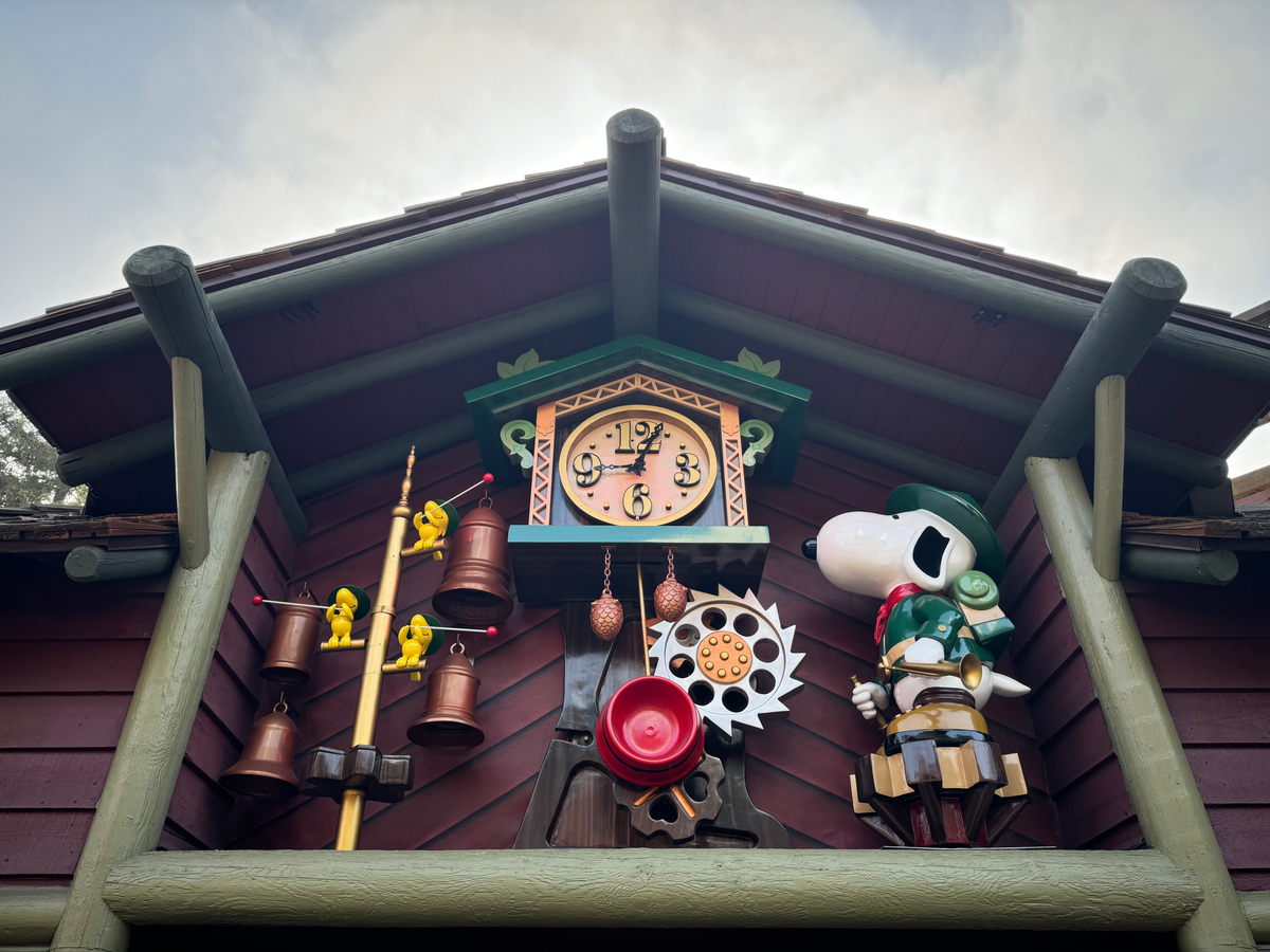 Knott's Berry Farm Camp Snoopy clock