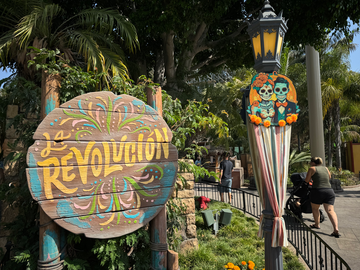 Knott's Berry Farm La Revolucion sign