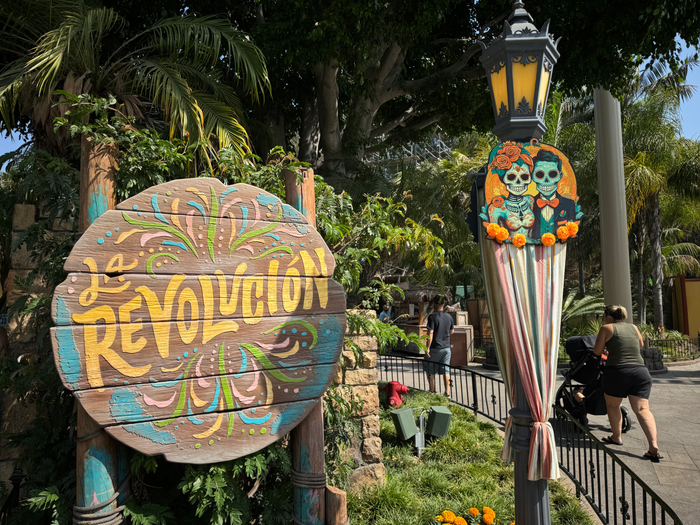 Knott’s Berry Farm La Revolucion sign Knott's Berry Farm La Revolucion sign