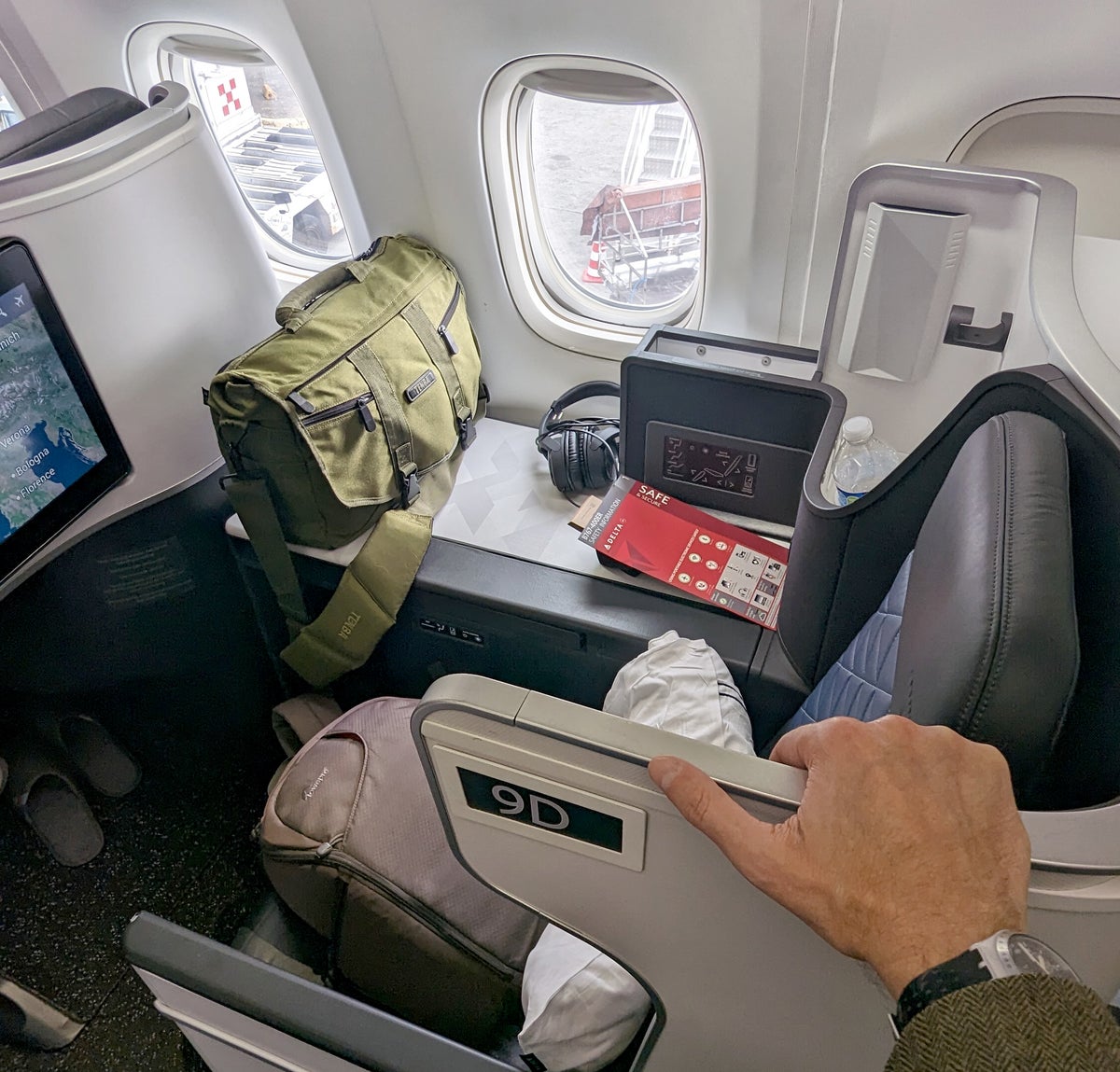 A Delta One mini-suite on a Boeing 767-400