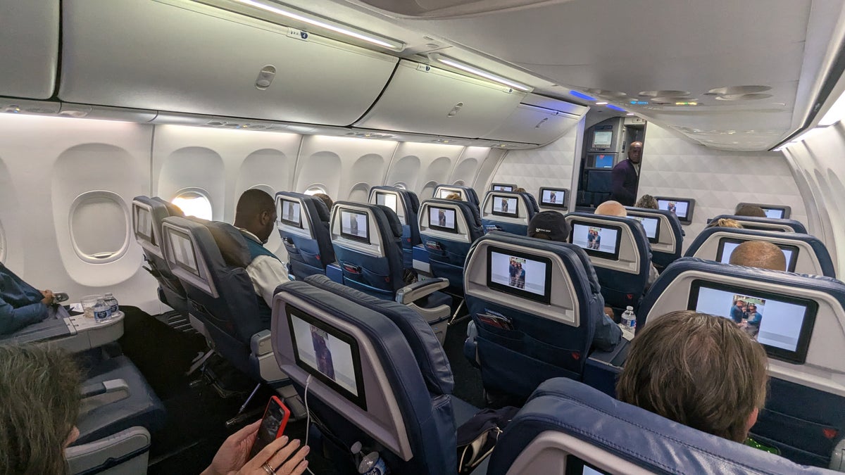 Overview of Delta first class on a Boeing 737-900ER