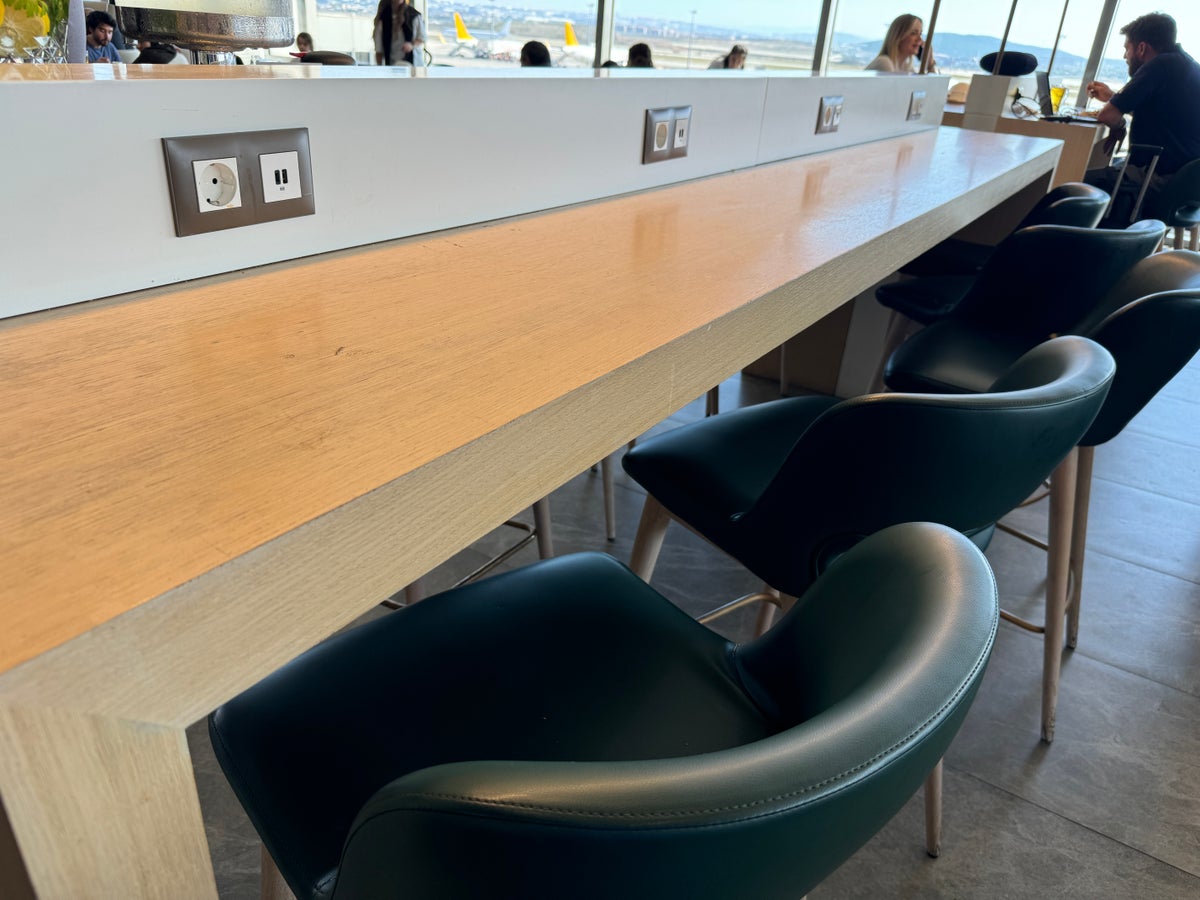 Plaza Premium Marmara Lounge SAW counter seats