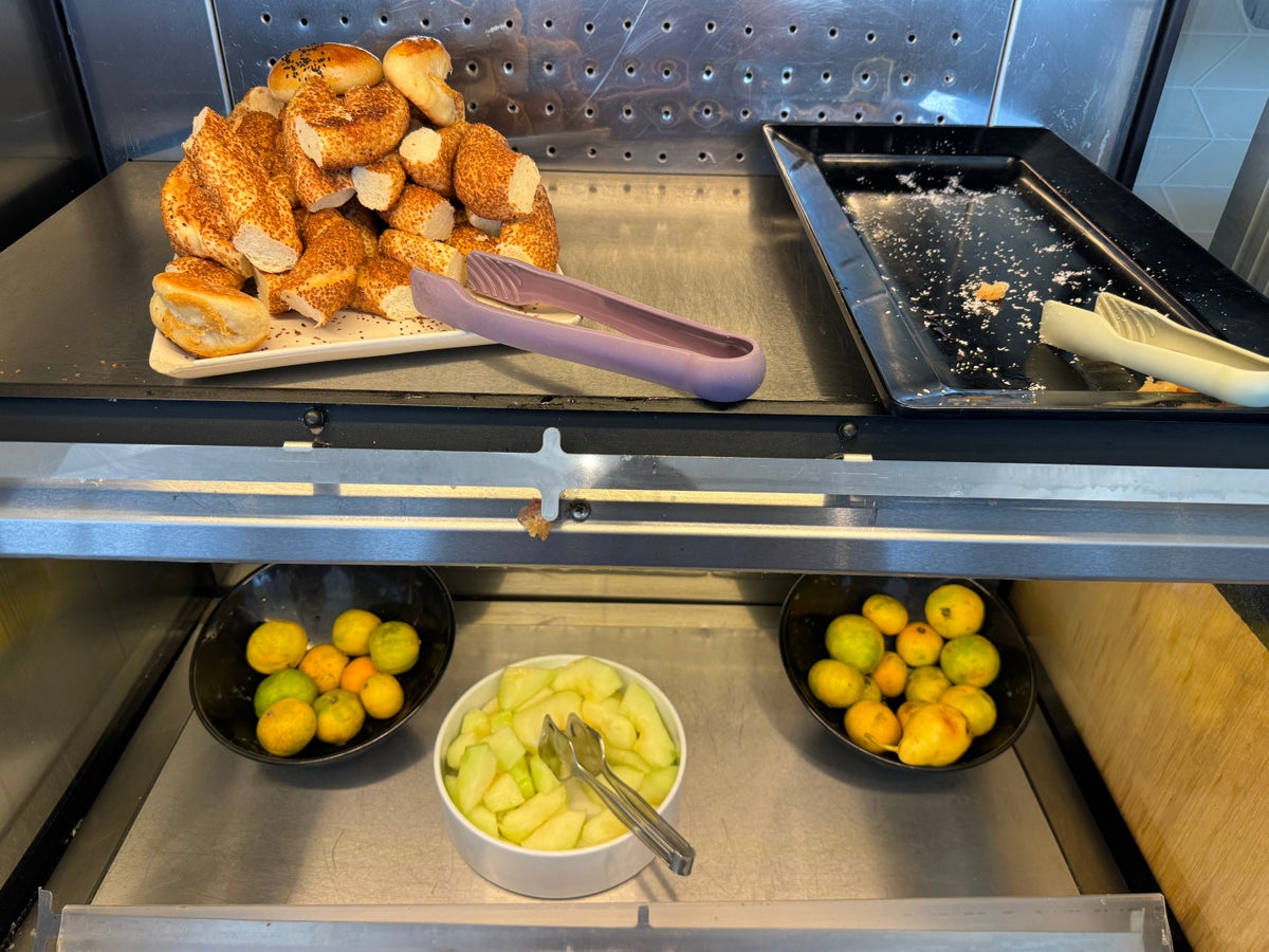 Plaza Premium Marmara Lounge SAW fruits simit