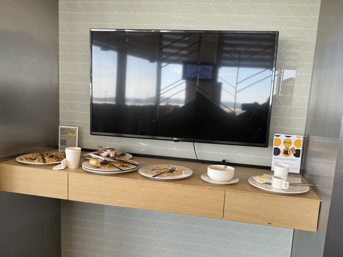 Plaza Premium Marmara Lounge SAW messy plates ledge Plaza Premium Marmara Lounge SAW messy plates ledge
