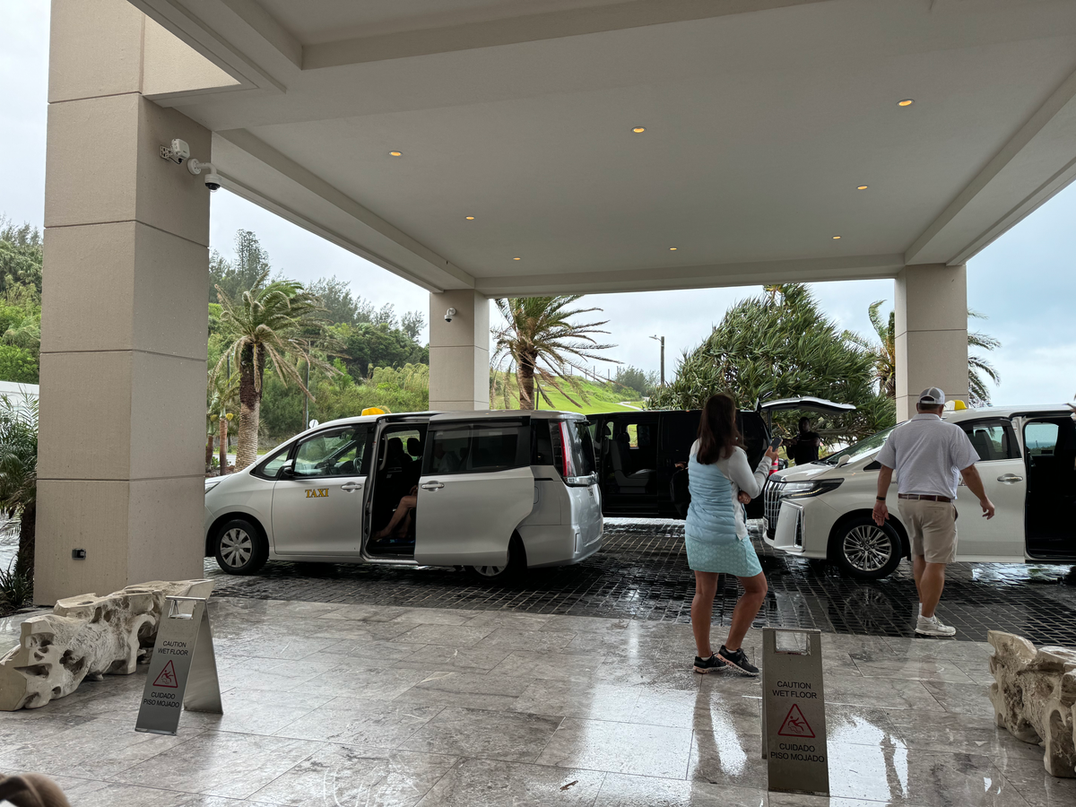 St Regis Bermuda taxis at entrance