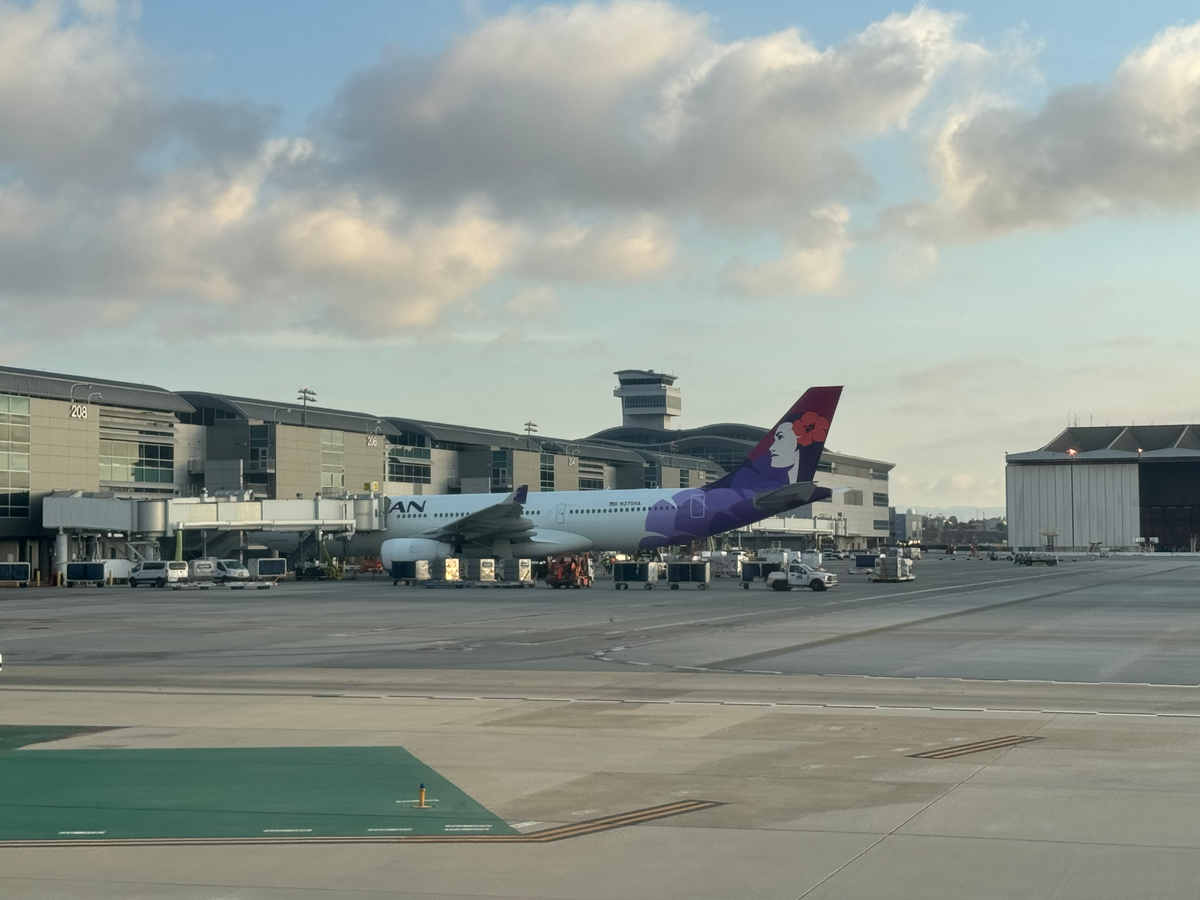 You Can Once Again Use AA Miles on Hawaiian Airlines Flights From the Mainland