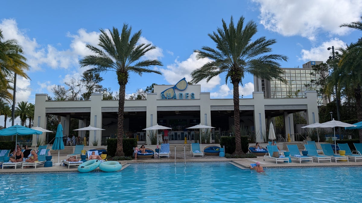 Hilton Buena Vista Palace Orlando dining Shades pool bar