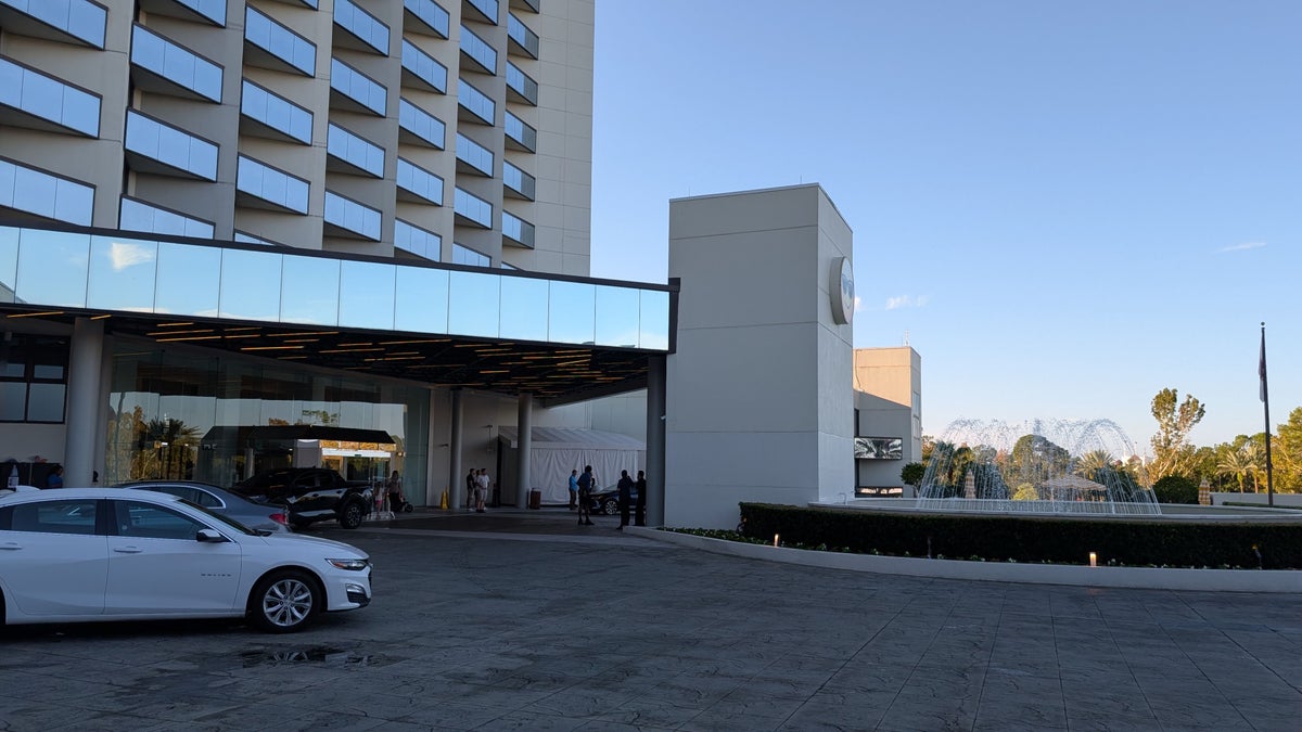 Hilton Buena Vista Palace Orlando front drive entrance