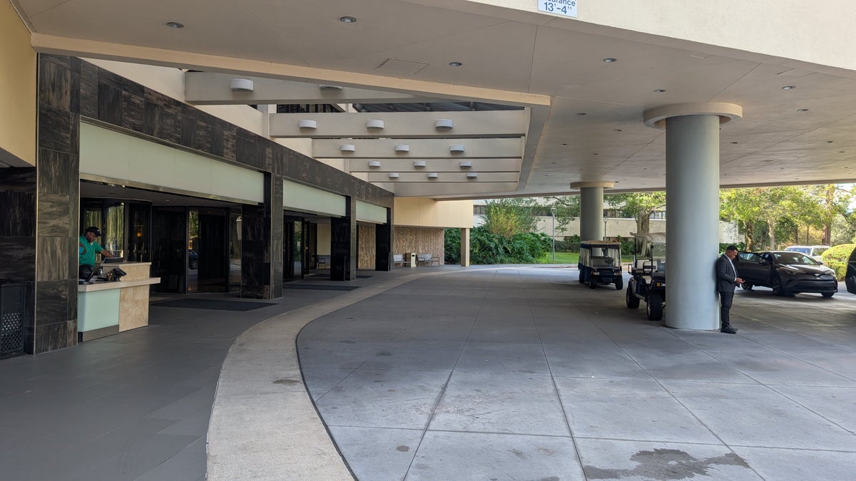 Hilton Orlando Lake Buena Vista amenities parking valet entrance