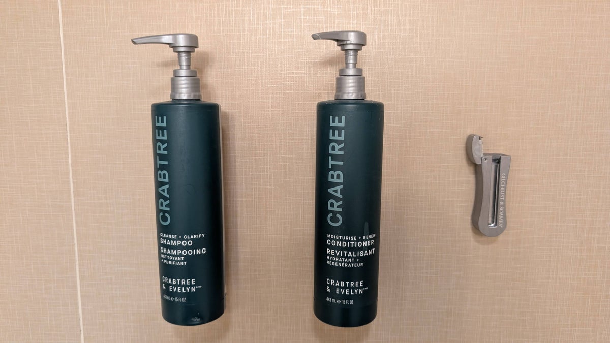 Hilton Orlando Lake Buena Vista guestroom bathroom amenities