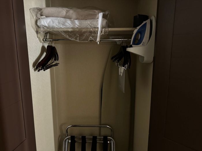 Hyatt Regency OHare Chicago amenities closet