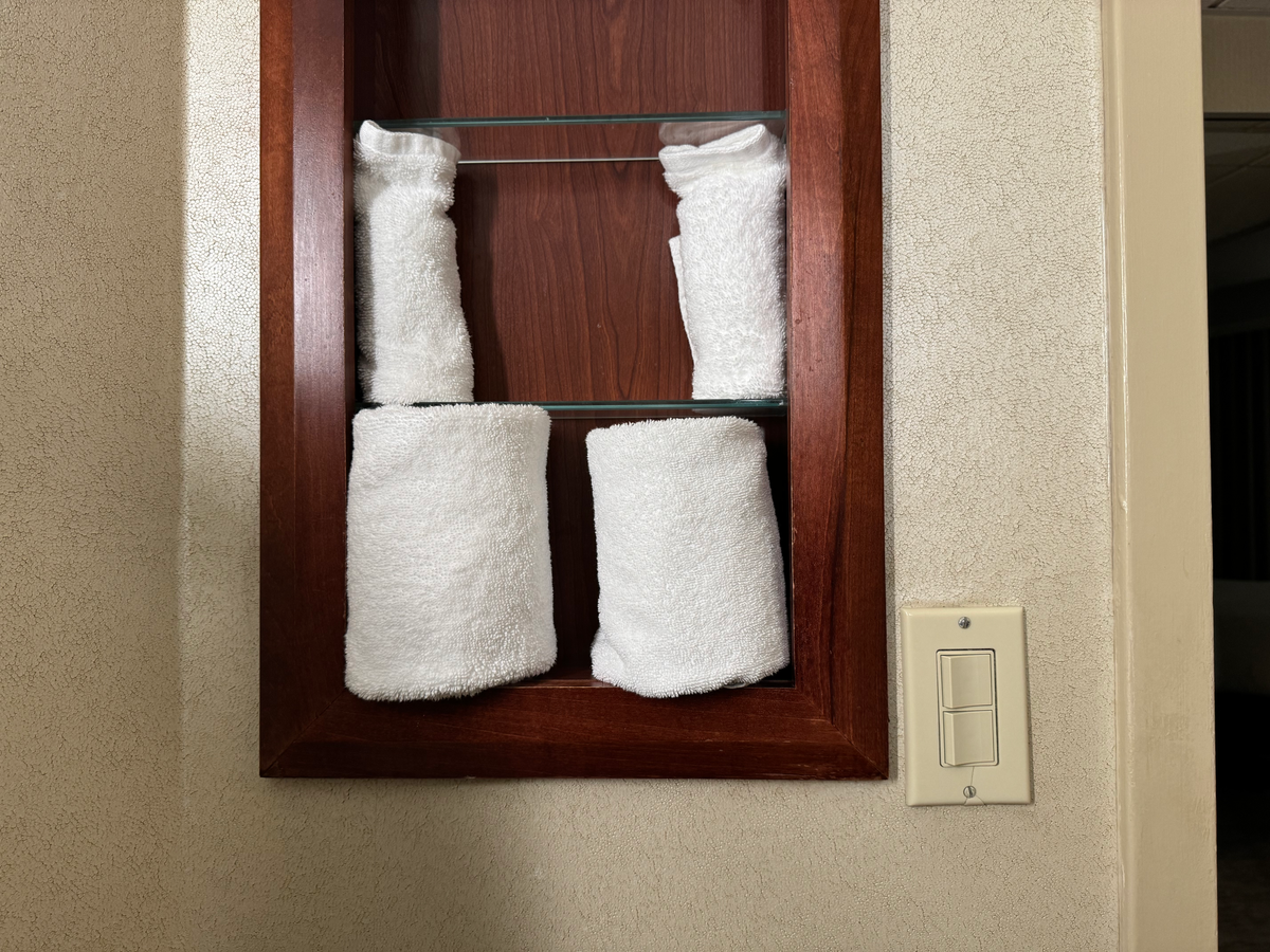 Hyatt Regency OHare Chicago bathroom towels