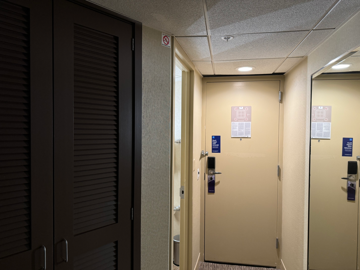 Hyatt Regency OHare Chicago bedroom door