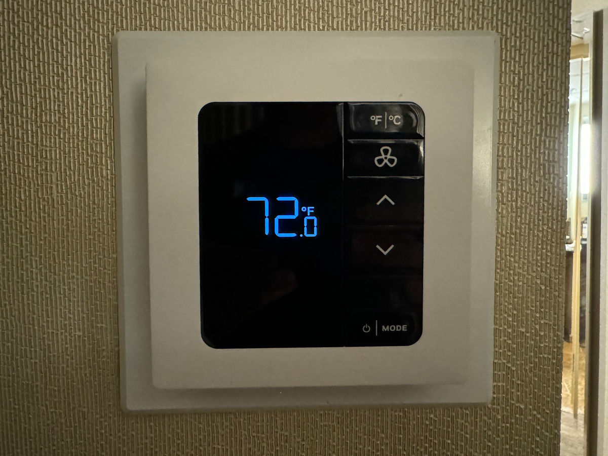 Hyatt Regency OHare Chicago bedroom thermostat