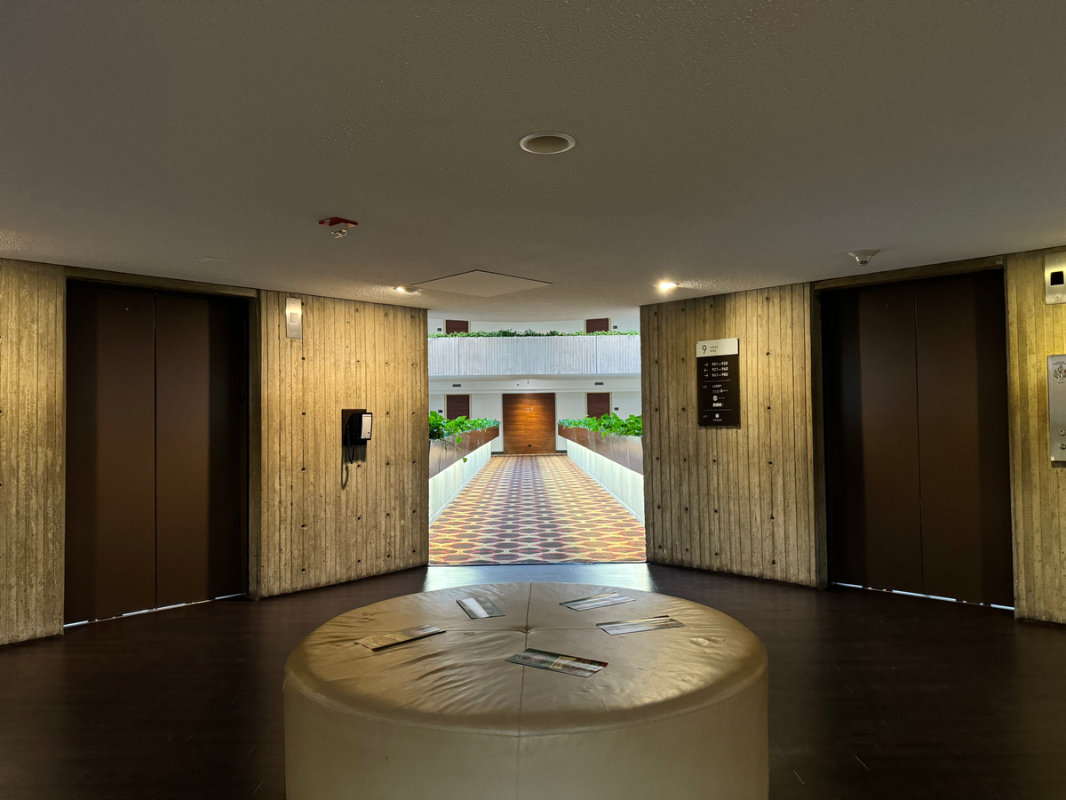 Hyatt Regency OHare Chicago elevator waiting area guest floor