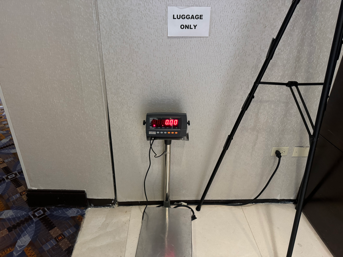 Hyatt Regency OHare Chicago luggage scale