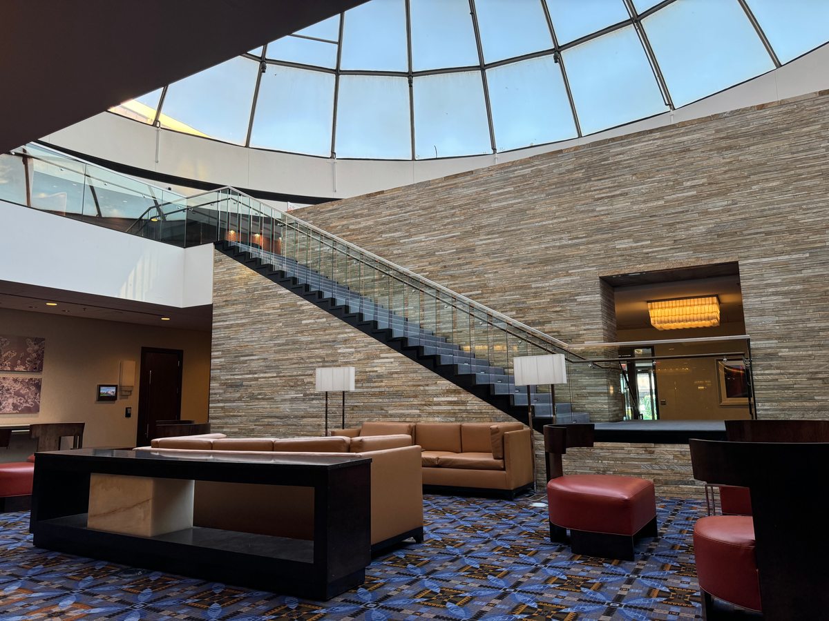 Hyatt Regency OHare Chicago sitting area by meeting rooms