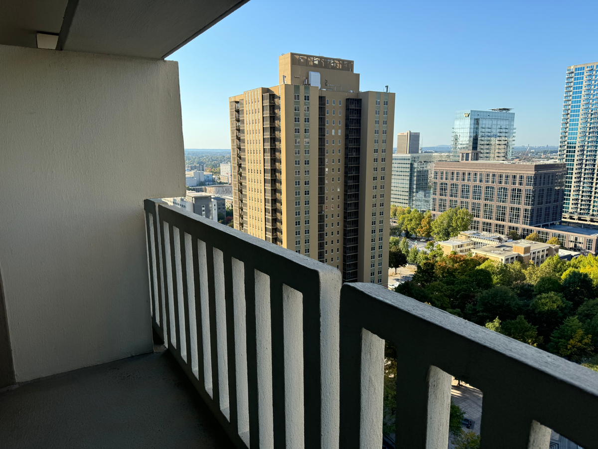 Hyatt Regency Atlanta Deluxe Suite bedroom balcony