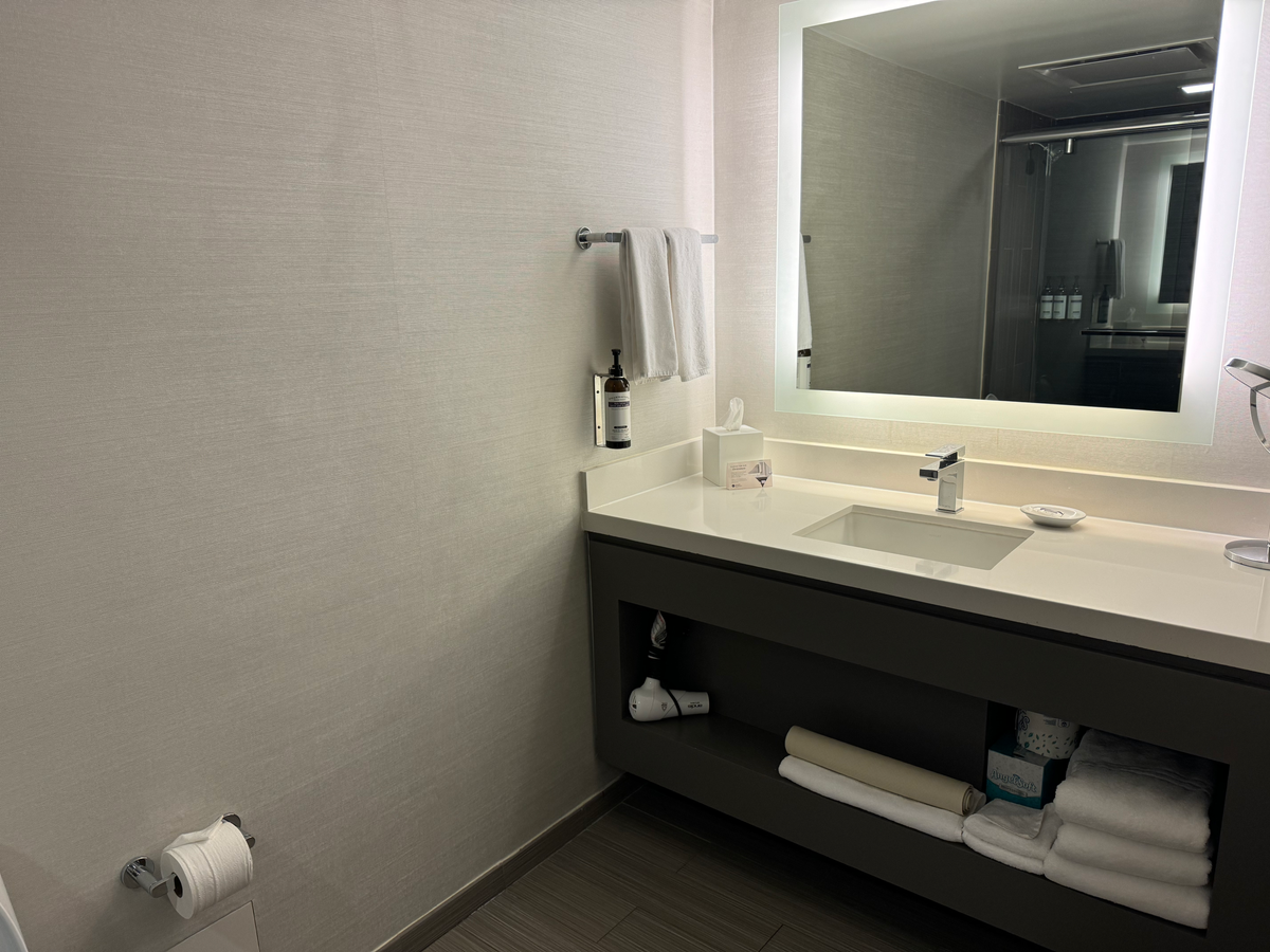 Hyatt Regency Atlanta Deluxe Suite guest bathroom