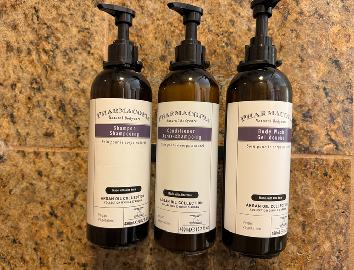 Hyatt Regency Chicago OHare bathroom shower pump bottles