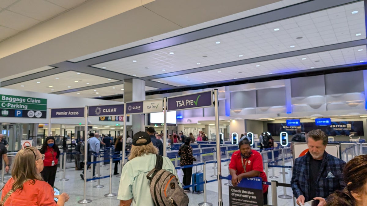 IAH Terminal C TSA PreCheck line entrance