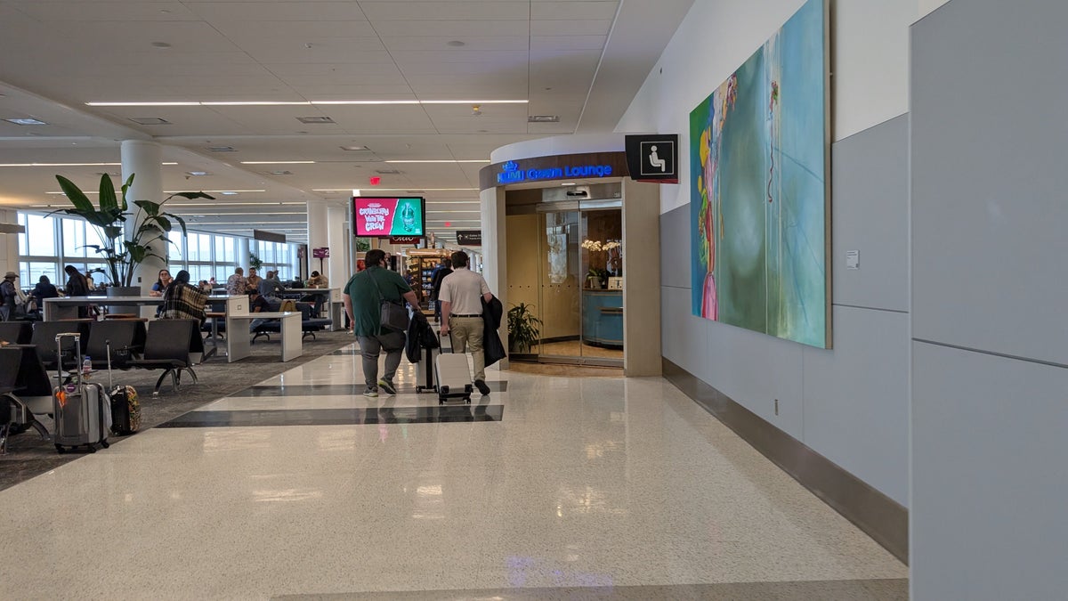 IAH Terminal D KLM Crown Lounge entrance