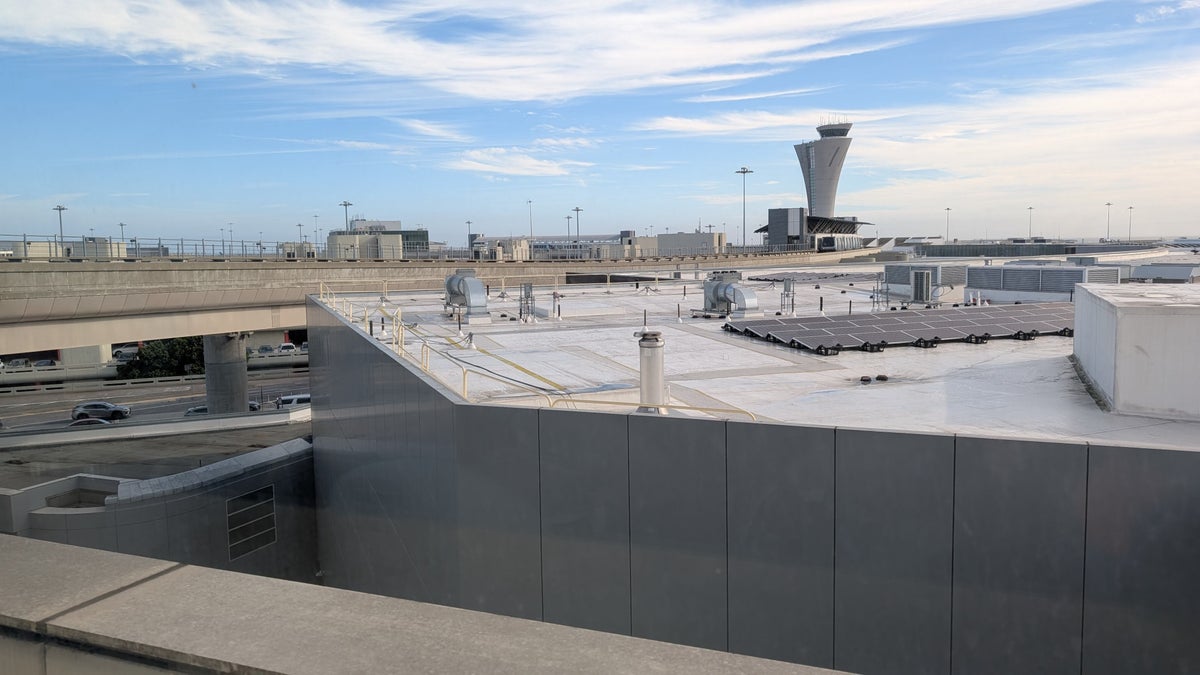 SFO Terminal A Golden Gate Lounge bar view