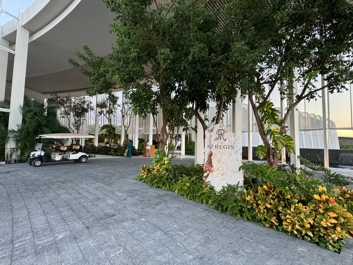 St. Regis Kanai Valet area