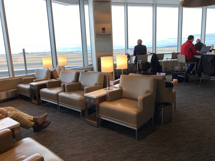 The 4 Best Credit Cards for United Club Lounge Access [2026]